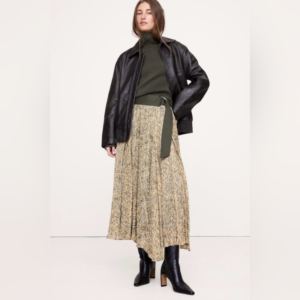 NWT-Banana Republic Pleated Midi Skirt, Medium